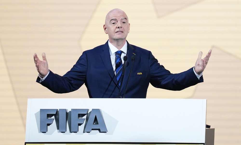 枪手的战术！国足角球战术，将沙特门将包围住！.